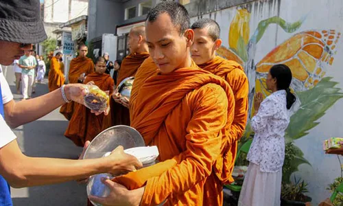 Tradisi Pindapata di Batu, Umat Buddha dan Warga Berikan Derma ke Biksu