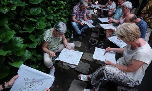 Puluhan Turis Asing Belajar Membatik di Kampung Batik Laweyan Solo