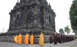 Khidmat, Ratusan Umat Buddha Ikuti Perayaan Waisak di Candi Sojiwan Klaten