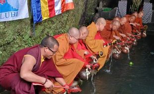 Jelang Hari Raya Waisak, Puluhan Biksu Ambil Air Bekah di Umbul Jumprit