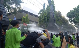 Demo Hari Buruh di DPRD Jateng Diwarnai Kericuhan, Sejumlah Mahasiswa Terluka