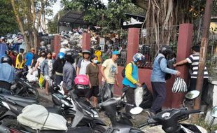 Demi Buang Sampah di Depo Mandala Krida, Puluhan Warga Jogja Rela Antre Panjang