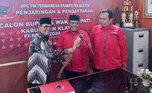 Politikus Senior PDIP Klaten Daftar Jadi Calon Bupati, Datang ke DPC Bawa Pacul