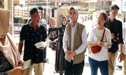 Bakal Cawali-Cawawali Solo Astrid Widayani Blusukan Pasar Depok