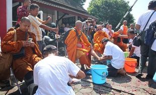 Singgah di Ungaran, 43 Bhikkhu Thudong Disambut Ratusan Umat Buddha