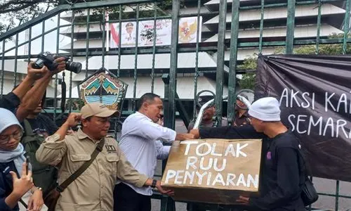 Jurnalis Jateng Tolak RUU Penyiaran, Tabur Bunga Hingga Segel Gedung DPRD