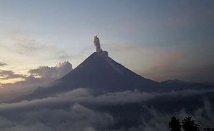 Gunung Semeru Erupsi Sabtu Sore, Luncurkan Awan Panas 3 Km