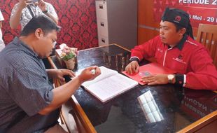 Datangi DPC PDIP Klaten, Pengusaha Properti Ambil Formulir Cabup untuk Hamenang