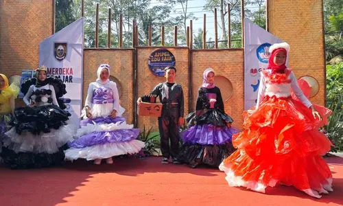 Kreatif! Bocah SD di Ampel Boyolali Sulap Kantong Plastik Jadi Gaun Cantik