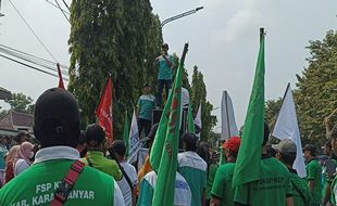 Ratusan Buruh Karanganyar Demo, Ini Tuntutannya!