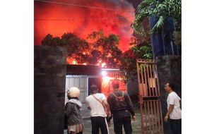 Kebakaran Hebat Landa Sejumlah Rumah di Dekat Rel Flyover Manahan