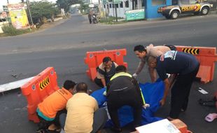 Pasutri Berboncengan Motor Diseruduk Truk di Kebakkramat, Istri Meninggal