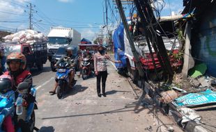 Truk Molen Alami Rem Blong di Semarang, Seruduk Mobil hingga Pagar Minimarket