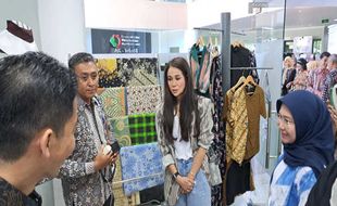 Hari Kedua IVF 2024, Loemongga Agus Gumiwang Kunjungi Pameran Produk UMKM