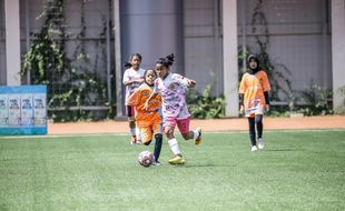 Cewek-Cewek Muda Bersaing di Turnamen Sepak Bola MilkLife Soccer League