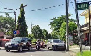 Usai Tabrak Tiang di Jalanan Magetan, Pengemudi Mobil Langsung Kabur