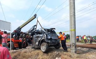 Saksi Mata Ungkap Detik-detik Mobil Tertabrak KA di Perlintasan Wonosari Klaten