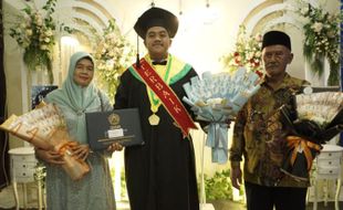 Kisah Ortu Jalan Kaki Sukoharjo-Klaten demi Nazar Anak Wisuda, Sempat Kesasar