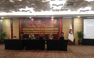 KPU Solo Lantik 25 Anggota PPK Pilkada 2024