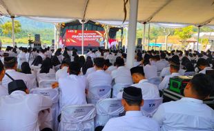 Unik dan Beda, KPU Wonogiri Lantik 882 Orang PPS Pilkada 2024 di Waduk Pidekso