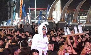 “Pocong” Ikut Berjoget dan Nonton Konser Judika di Alun-alun Sragen