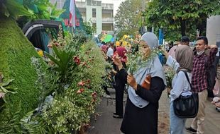 Ludes! Bunga Hias Parade Mobil Dekranas Jadi Rebutan Warga