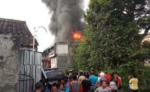 Breaking News! Kebakaran Landa Gudang Rongsok di Wirogunan Sukoharjo