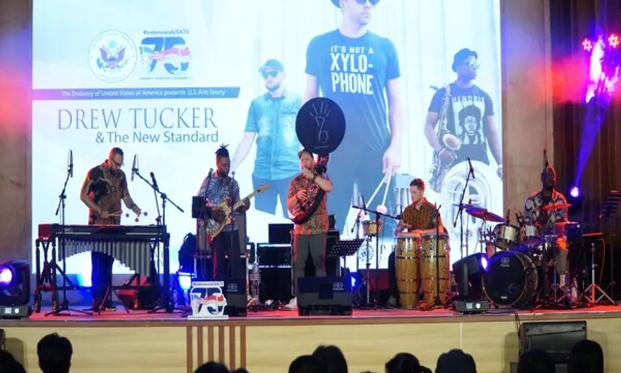 Rayakan Kemitraan Indonesia-AS, Konser Drew Tucker and The New Standard di UKSW