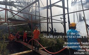 Rongsokan Pipa di PG Tasikmadu Karanganyar Terbakar