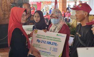 May Day, 3 Ahli Waris Buruh Sukoharjo Terima Santunan Kematian dari BPJS