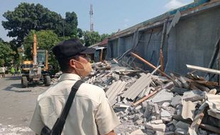 Berdiri di Lahan Fasum,Bangunan Milik Oknum Dosen di Ngaliyan Dibongkar Petugas