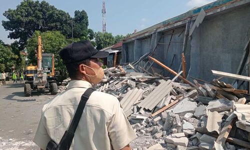 Berdiri di Lahan Fasum,Bangunan Milik Oknum Dosen di Ngaliyan Dibongkar Petugas