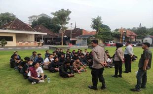 Tenggak Miras, 15 Suporter PSS Sleman Digelandang Polisi Solo