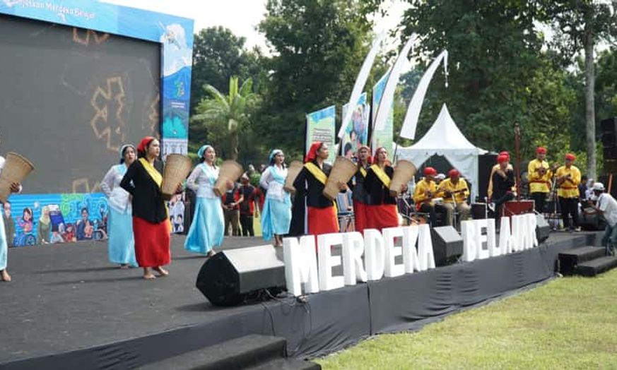 Tarian 3 Kelompok Etnis UKSW Semarakkan Festival Merdeka Belajar 2024