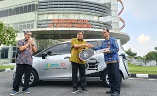 Toyota Serahkan Bantuan Mobil Sienta Welcab untuk RS Ortopedi Surakarta