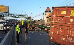 Truk Kontainer Seruduk Truk Marmer di Bawen Semarang, 1 Orang Meninggal