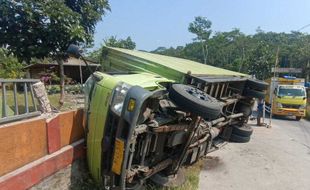 Sopir Tak Paham Medan, Truk Muatan Tepung 7 Ton Tabrak Warung di Suruh Semarang