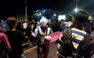 Nobar Timnas Vs Irak di Alun-alun Sragen Jadi Berkah bagi Sosok Ultraman Ini