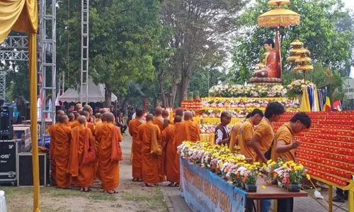 4.000 Umat Buddha Rayakan Waisak di Candi Sewu Klaten, Ada Kirab Air-Api Suci