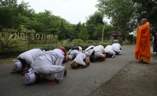 Waisak, Ratusan Umat Buddha Ikuti Ritual 3 Langkah 1 di Candi Sojiwan Klaten