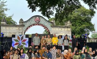 Keren, 20 Siswa SMA Warga Solo Jadi Opener Wastra Nusantara Fashion 2024