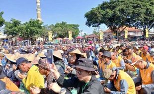 Membludak! Ribuan Petani Ikut Wiwit Tanam Tembakau di Temanggung