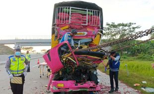 Truk Bawang Merah Hantam Truk Gula di Tol Ngawi-Solo, 2 Orang Meninggal Dunia