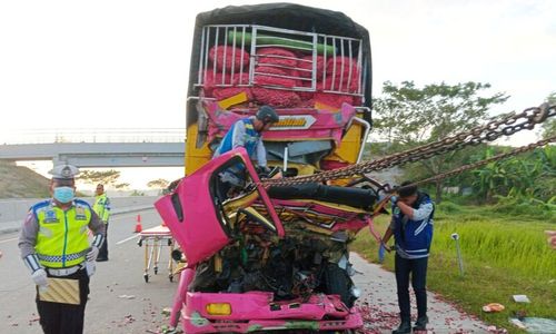 Truk Bawang Merah Hantam Truk Gula di Tol Ngawi-Solo, 2 Orang Meninggal Dunia