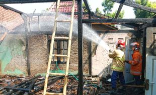 Korsleting Listrik, Tiga Bangunan Rumah di Paron Ngawi Ludes Terbakar