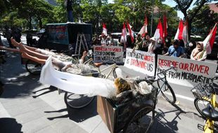 Tolak Impor Sampah dari Australia & Jepang, Aktivis Lingkungan Demo di Surabaya