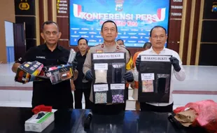 Dua Kurir Narkoba Dibekuk Polisi Blitar saat Ambil Barang Senilai Rp1,5 Miliar