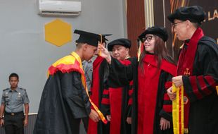 Dinyatakan Lulus, 15 Warga Binaan di Lapas Madiun Ikuti Wisuda D1 Teologi