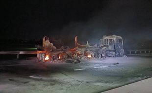 Tinggal Kerangka, Truk Tangki BBM Terbakar di Tol Ngawi Berhasil Dipadamkan