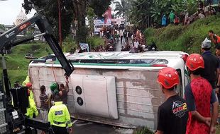 Evakuasi Bus Wisata Terguling di Tanjakan Puntukrejo Ngargoyoso Karanganyar